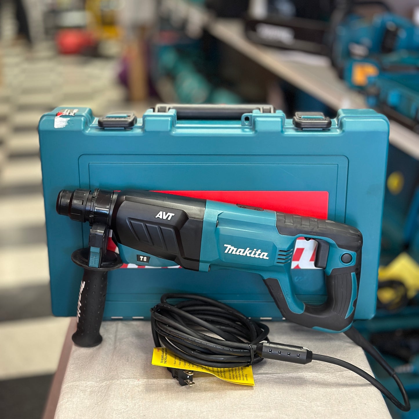 Makita HR2641 1 Inch SDS-Plus AVT Rotary Hammer Drill - 8 Amp Corded with Case (Renewed)