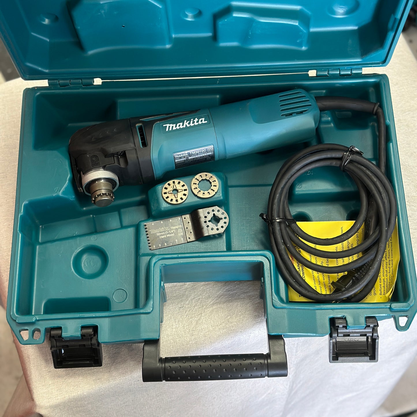 Makita 3 Amp Corded Variable Speed Oscillating Multi-Tool Kit With Blade, Sanding Pad, Sandpaper, Adapter, Hard Case