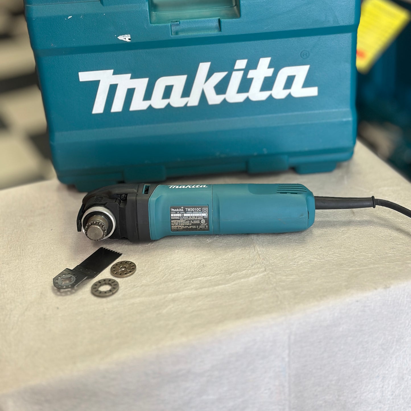 Makita 3 Amp Corded Variable Speed Oscillating Multi-Tool Kit With Blade, Sanding Pad, Sandpaper, Adapter, Hard Case