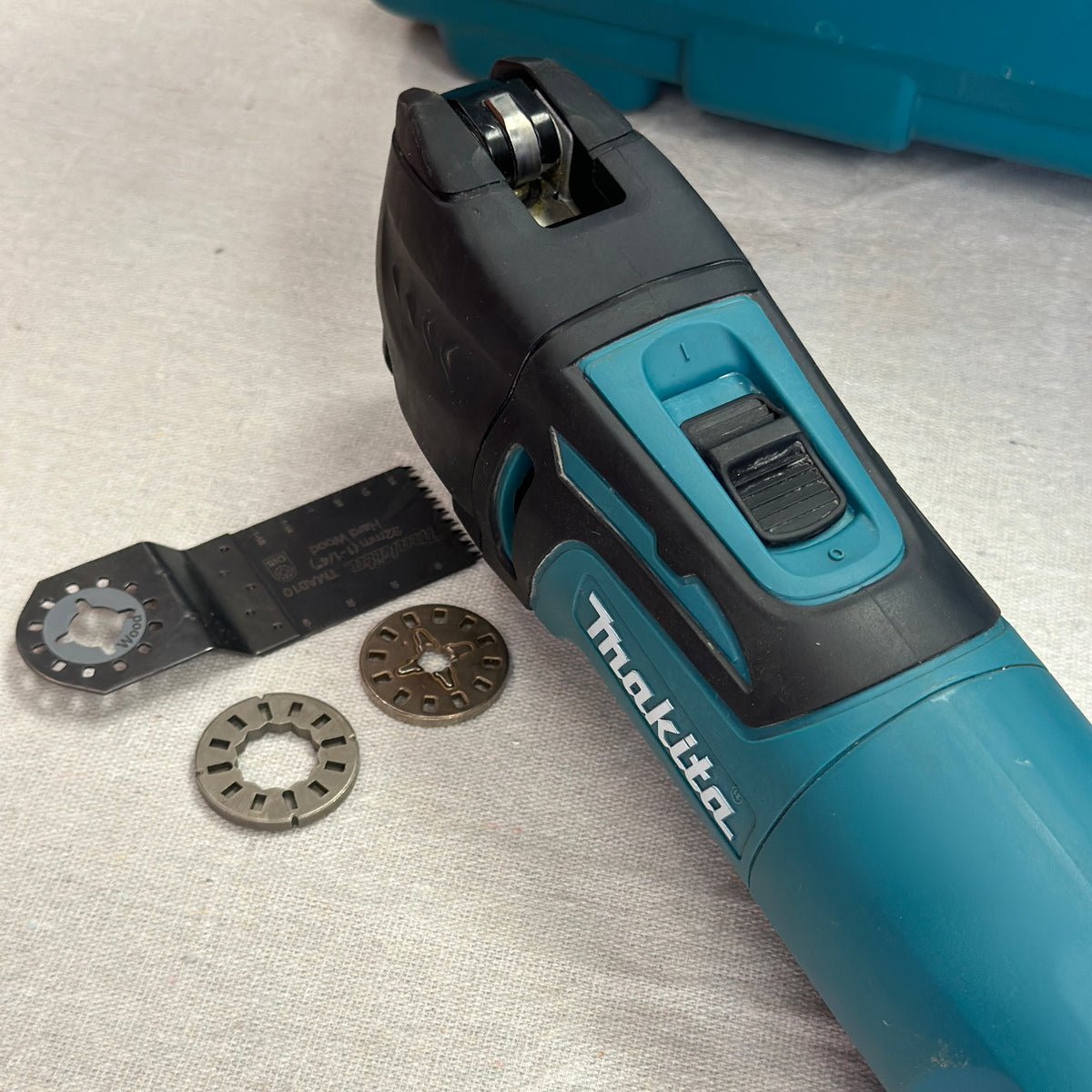 Makita 3 Amp Corded Variable Speed Oscillating Multi-Tool Kit With Blade, Sanding Pad, Sandpaper, Adapter, Hard Case
