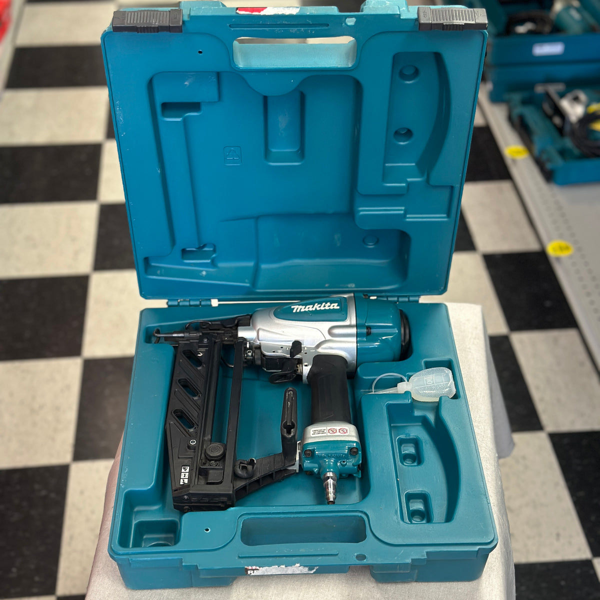 Makita AF601 16 Gauge 2-1/2" Straight Finish Nailer (Renewed)