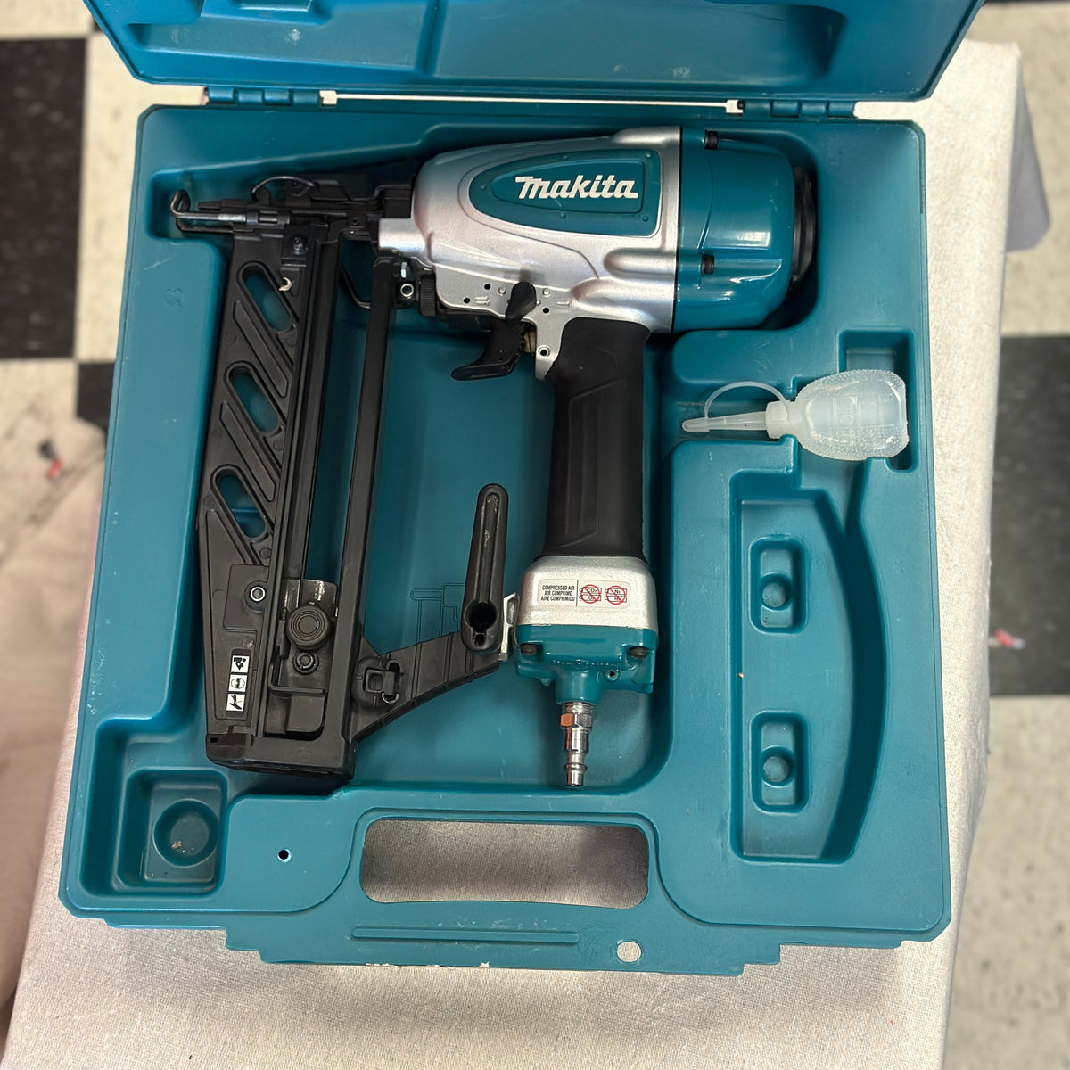 Makita AF601 16 Gauge 2-1/2" Straight Finish Nailer (Renewed)