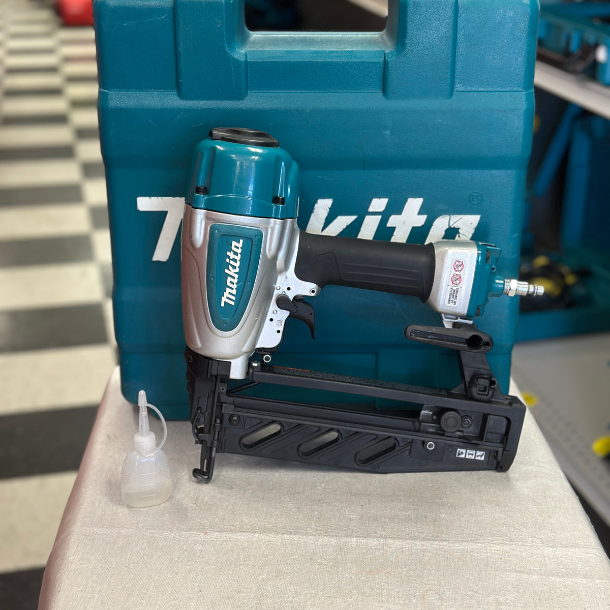Makita AF601 16 Gauge 2-1/2" Straight Finish Nailer (Renewed)