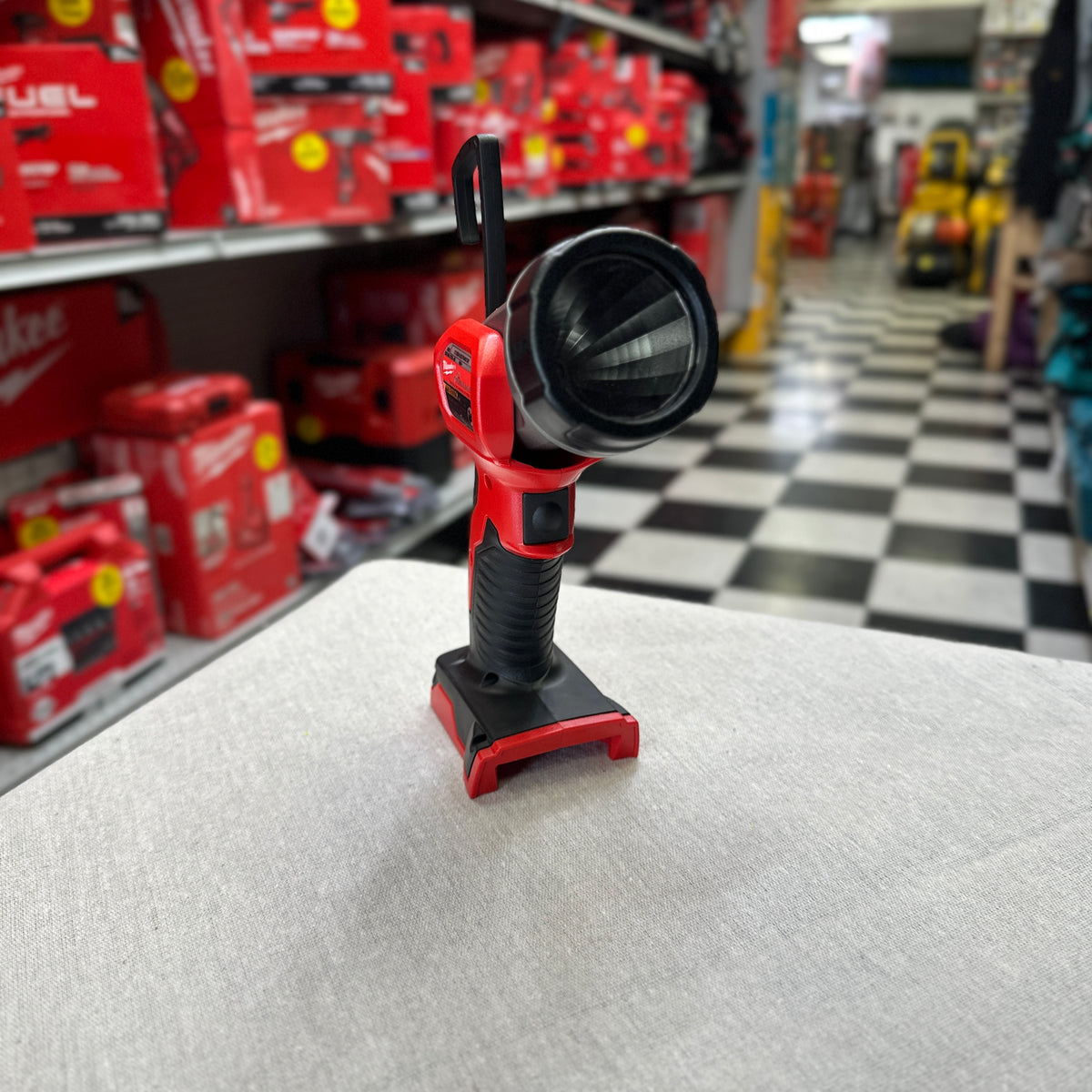 Milwaukee Cordless Pivoting-Head Work Light
