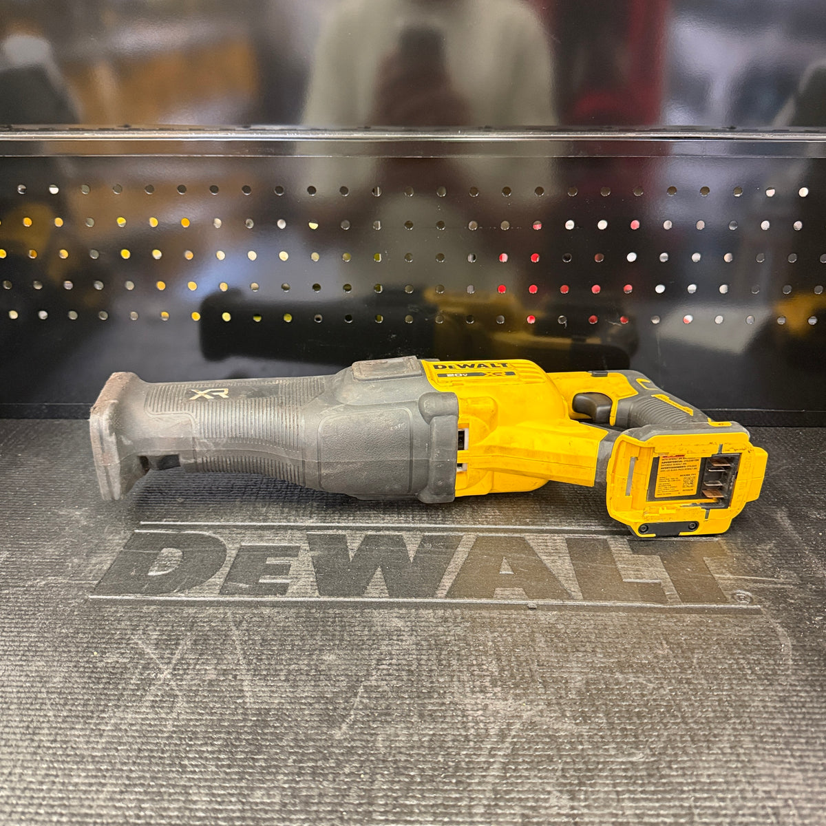 DEWALT DCS384 20V MAX XR brushless reciprocating saw, tool only, blade clamp detail