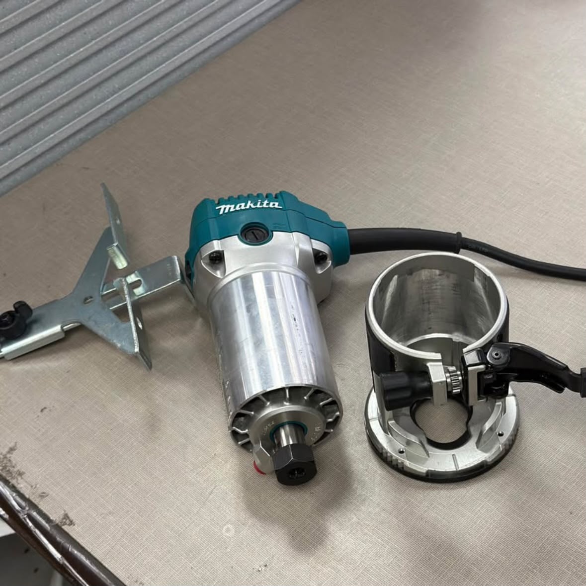 Makita_RT0701C_router_with_trimmer_base_1_4_inch_collet_and_spanner_wrench_included